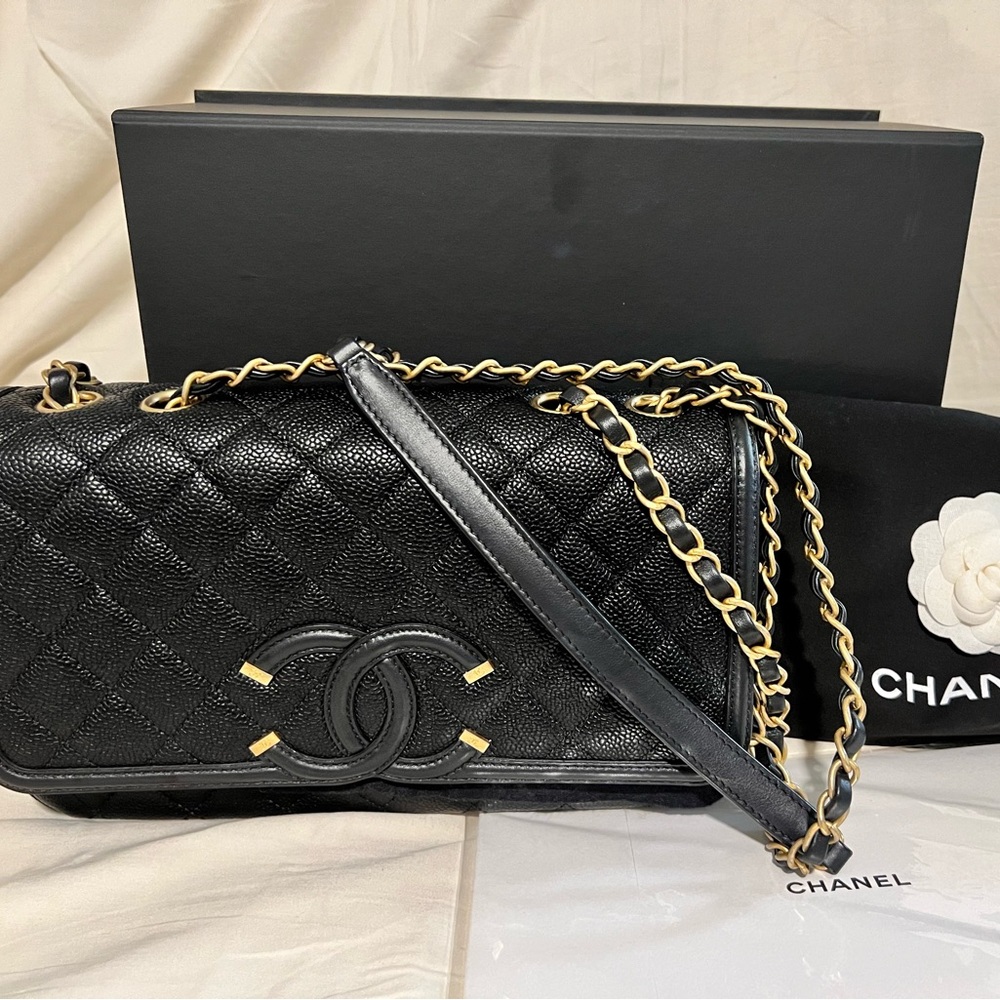 *SOLD* CHANEL Caviar Quilted Medium CC
Filigree Flap Black